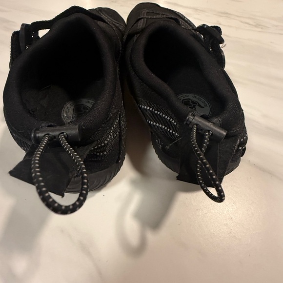 Body Glove Men’s 8.5 Water Shoes Sandals similar to those sold at Carnival - Picture 8 of 8